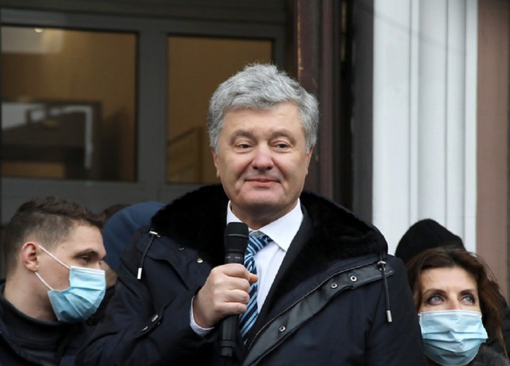 Суд в Киеве оставил на свободе экс-президента Украины Порошенко