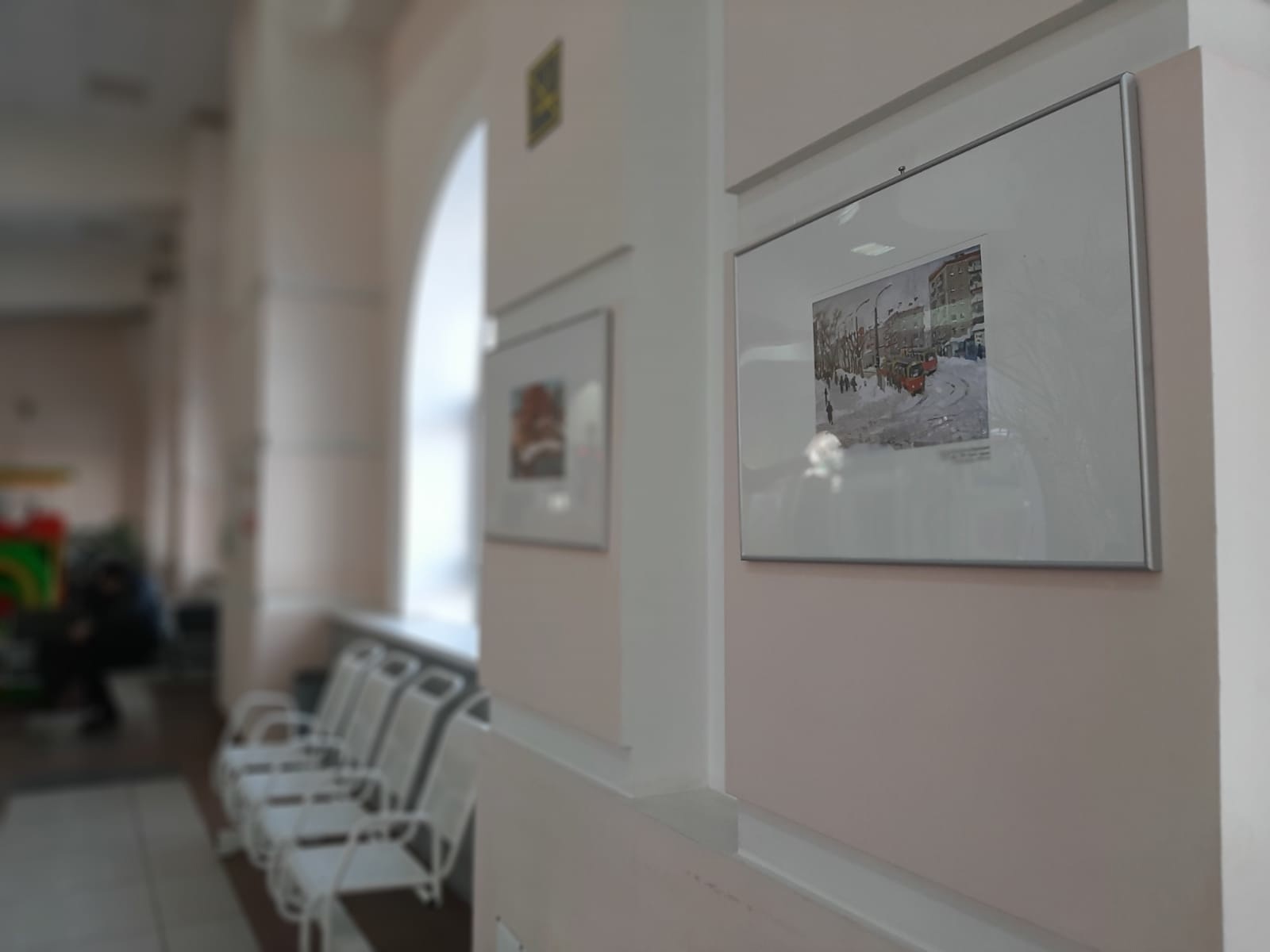 В здании железнодорожного вокзала Ижевска открылась выставка картин из коллекции Музея ИЗО
