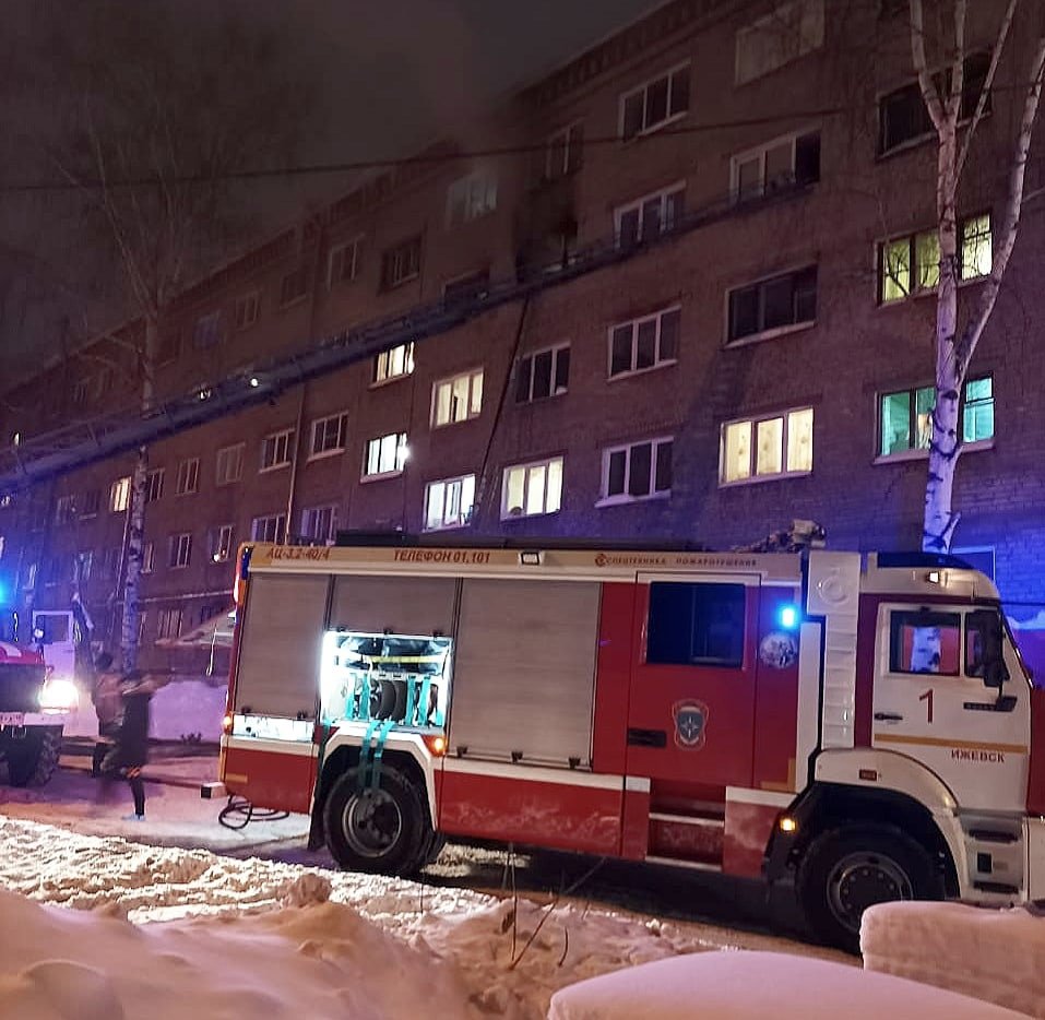Пожарные эвакуировали из горящего дома в Ижевске более 40 его жильцов