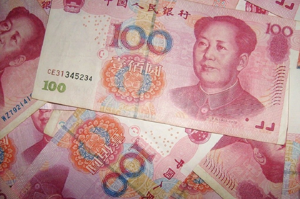 Медведев: при запрете расчетов в долларах российские банки перейдут на юани