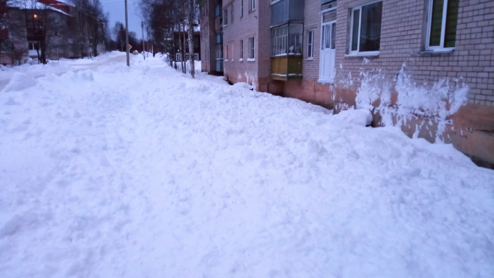 Факты падения снега и льда с крыш на людей зафиксированы в Вологодской области